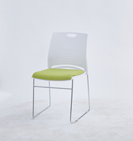 Mobilier moderne pour salle de train d'attente Mobilier de direction Empilable sans bras Ergonomique Base luge en métal Chaises de conférence de bureau en plastique PP