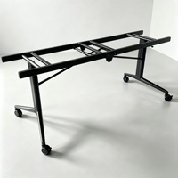 Grande table de bureau pliable avec structure en acier et roulettes, idéale pour les tables longues et les tables de formation