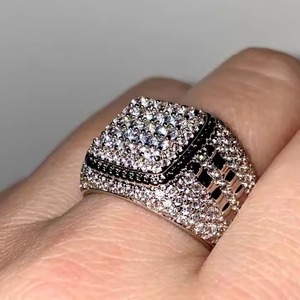 แหวนเพชรโมอิสซาไนต์ VVS คุณภาพพรีเมียม ฝังแบบ Bezel สไตล์ศาสนา หรูหราแบบสตรีท ดีไซน์หลายชั้น เหมาะสำหรับงานแต่งงาน ปาร์ตี้ แร็ปเปอร์ ดีเจ และวงดนตรี - Product Image 4