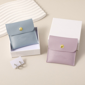 Pochette de rangement pour bijoux en cuir PU personnalisé avec boucle carrée et logo, sac de rangement à fermeture à pression pour bagues et colliers - Product Image 3