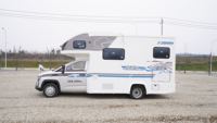 KAILI Transverse Bed C Type Motorhome, Wuling Linxys Gold Card PHEV Range Extender Camper RV dengan Dapur & Kamar Mandi Independen