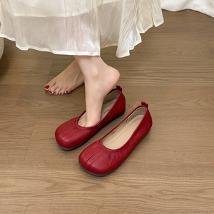 Chaussures en forme de sabot de cochon - semelle plate, dessus en cuir souple, chaussure unique. Style une pièce. Chaussures rouges de style ballet, grande taille, à orteils fendus. - Product Image 2