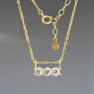 Collier ras du cou en argent <span class=keywords><strong>sterling</strong></span> S925 plaqué or 18 carats avec pendentif barre à trois pierres en moissanite, collier ras du cou horizontal à 3 pierres en moissanite pour femme - Product Image 1