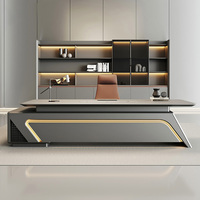 Bureau de direction en L de luxe OEM en gros avec plateau en bois, panneau métallique à lattes, armoire latérale minimaliste moderne et éclairage LED