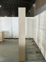 Présentoir à lunettes en bois de chêne clair avec étagères suspendues dorées et panneaux blancs, autoportant, certifié CE ETL pour magasin d'optique