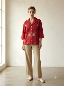 Ensemble chemise brodée rouge et pantalon droit beige pour femme, haut à col et manches trois quarts, tenue décontractée élégante pour le bureau - Product Image 6