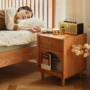 Table de chevet Mamemachi en bois de cerisier, table de nuit minimaliste avec rangement, meubles de chambre à coucher - Product Image 2