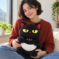 Peluche personnalisée chat noir avec yeux jaunes, pose assise et queue courbée pour cadeaux d'Halloween et présentoirs saisonniers