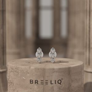 Pendientes de Oro Sólido de 14K con Tres Diamantes Redondos de Laboratorio, Diseño Vertical Minimalista, Joyería Fina para Mujer, Elegantes para Uso Diario - Product Image 1