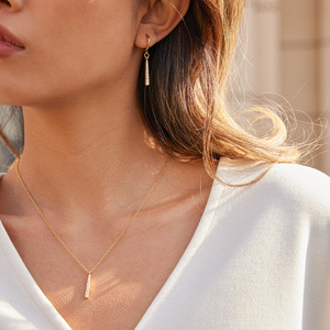 Conjunto de collar con colgante de barra de diamantes chapado en oro y aretes de aro para mujer, conjunto de joyería para uso diario. - Product Image 2