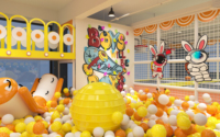 Aire de jeux intérieure commerciale pour enfants, thème Macaron Candy House, avec château gonflable, toboggan, piscine à balles et unité de jeu fusée, pour centre commercial