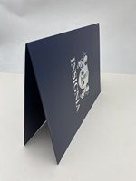 Carpeta de Presentación Personalizada Azul Marino con Logotipo Plateado en Relieve para Propuesta Comercial