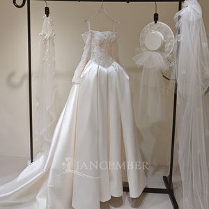 LY127 Magnifique robe de mariée à col bateau, broderie en dentelle, appliques en cristal, jupe longue, avec corset - Product Image 2