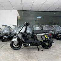 Vélo électrique pour adultes, moteur 1800W, vitesse maximale 80 km/h, capacité de charge 200 kg, pneus de 10 pouces, fonctionnalités électroniques intelligentes pour les déplacements urbains
