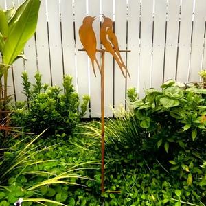 Ornement de jardin Art Déco en fer forgé avec deux oiseaux perchés sur une barre transversale, finition thermolaquée pour jardins et cours, charme artistique naturel - Product Image 1