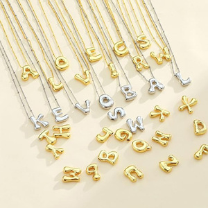 Collar con Colgante de Inicial de la A a la Z en Acero Inoxidable Chapado en Oro PVD de 18K con Cadena Lateral con Cuentas |   Hipoalergénico y Ligero - Product Image 2
