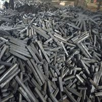 Charbon de bois en briquettes de sciure de bois au design innovant, prix usine, facile à allumer, sans étincelles, directement de l'usine au Vietnam.