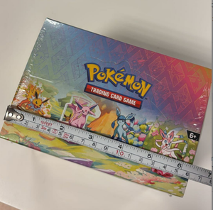 Boîte de présentation en acrylique transparent de qualité RAY YI pour 8 mini-boîtes de collection Pokémon - Product Image 3