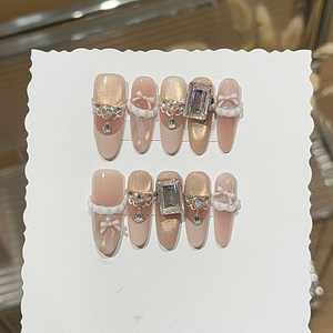 Unghie Finte di Lusso Grigio Champagne Scintillante con Effetto Occhio di Gatto e Diamanti K9 - Product Image 5