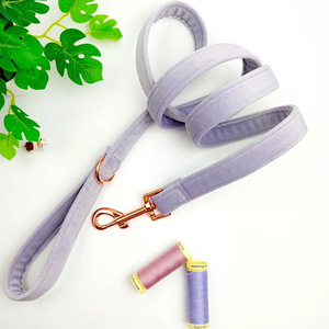 Correa de Terciopelo Premium para Mascotas con Accesorios en Oro Rosa, Diseño Clásico, Suave y Duradero, Personalizable con Logotipo/Bufanda - Product Image 2