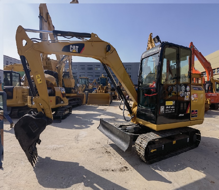 5-тонная малая сельскохозяйственная техника, гусеничный экскаватор Caterpillar 305.5E2, отличное состояние