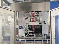 Fournisseur de machines d'étiquetage rétractable : Fabrication de machines d'étiquetage automatique de manchons rétractables pour nettoyants de salle de bain