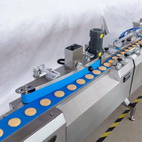 Ligne d'emballage automatique pour biscuits, craquelins et autres produits, avec empilage, chargement sur plateaux et ensachage flow-pack