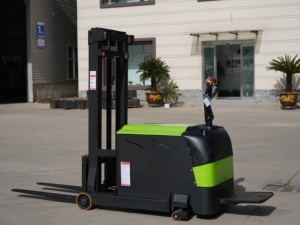 Chariot à palettes motorisé, capacité de charge 1 tonne, moteur DC, utilisation debout, pour usage extérieur sur chaussée, couleur vert et noir - Product Image 1