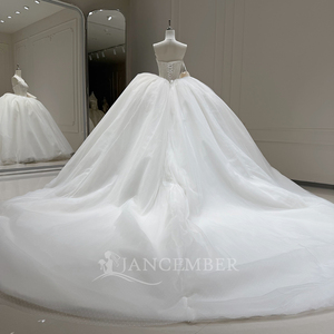 Vestido de Novia Moderno Xx90 Color Marfil, Sin Tirantes, con Corsé de Encaje, Falda de Tul Voluminoso Estilo Princesa, Cola Capilla - Product Image 6