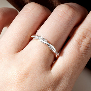 แหวนมอสซาไนต์ 0.22 กะรัต รับรองโดย VVS1 GRA ประดับแบบ Pave Set ลายไขว้ ตัวเรือนทองแดงชุบทอง 14K สำหรับผู้หญิง สวมใส่ได้ในโอกาสสบายๆ - Product Image 5