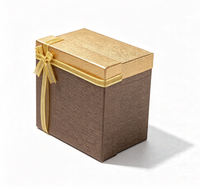 Boîte cadeau rigide carrée de luxe avec doublure en satin, logo personnalisé en feuille d'or, ruban et nœud, emballage cadeau