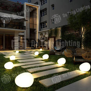 Lumière décorative LED extérieure en forme de galet pour Noël et Halloween, indice de protection IP65, pour rehausser l'élégance des jardins résidentiels et des cours, douce et élégante - Product Image 4