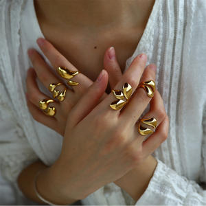 Bague en acier inoxydable durable avec texture de lave plaquée or 18 carats, bague ouverte réglable pour femmes, bijoux de luxe hypoallergéniques, cadeau - Product Image 1