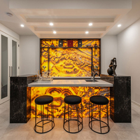 Ensemble de bar moderne personnalisé avec îlot central et comptoir en pierre rétroéclairée pour utilisation en sous-sol