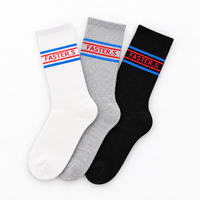 Chaussettes de sport personnalisées blanches, avec revers rayé et texte personnalisé, marque privée, design flexible et tricot respirant