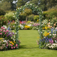 Arche d'entrée extérieure coupe-vent de style victorien avec fleurs, pergola de jardin avec portail pour allée d'accès