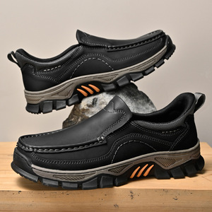 Mocassins rétro britanniques pour hommes, en cuir PU, chaussures décontractées à enfiler, doublure en peluche, semelle en caoutchouc, broderie du logo, motif uni - Product Image 3