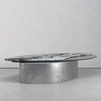 Table basse Dream Home en marbre gris veiné naturel, dalle asymétrique, verre trempé texturé, base basse métallique