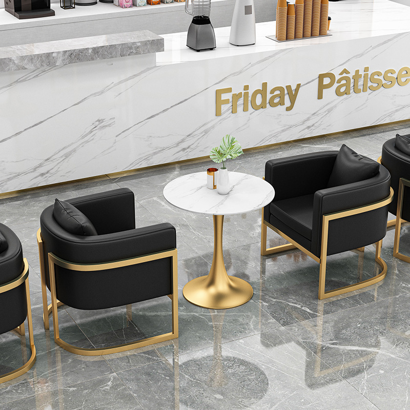 Deux tables rondes et deux canapés simples noirs