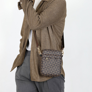 Sac bandoulière mini format en cuir PU imperméable pour homme, design tendance, prix de gros - Product Image 3