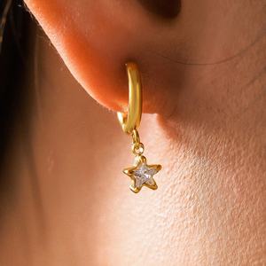 Pendientes Clásicos de Estrella de Cinco Puntas Chapados en Oro de 18K, Joyería de Moda, Pendientes de Acero Inoxidable con Diamantes de Cristal Coloridos - Product Image 4