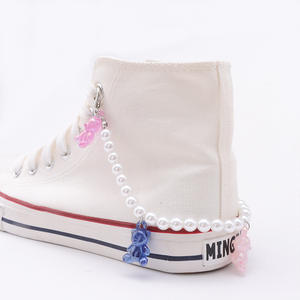 Cadena para zapatos con colgante de oso de peluche de imitación de perla en color caramelo para zapatillas de lona, accesorio informal unisex. - Product Image 2