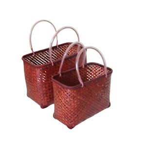 Panier de rangement en bambou brun rougeâtre chic fabriqué à la main avec poignées blanches contrastées pour une organisation écologique - Product Image 1