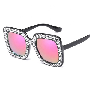 85/5000 2019 Nouvelle <span class=keywords><strong>lunette</strong></span> carrée noire transparente verres strass lunettes de soleil femmes surdimensionné - Product Image 3