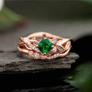 Anillo de Oro Rosa B2568 con Esmeralda y Diamantes Engastados en Pavé, Diseño de Planta, Anillo de Compromiso con Piedras Preciosas para Mujer - Product Image 1