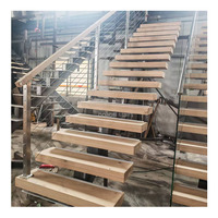 Escalier moderne en bois massif durable à monopoutre droite avec marches en bois et garde-corps à câbles pour usage extérieur