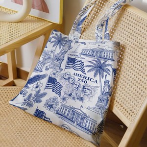 Sac <span class=keywords><strong>de</strong></span> la Fête <span class=keywords><strong>de</strong></span> l'Indépendance en <span class=keywords><strong>toile</strong></span> bleue et blanche avec imprimé d'enseignes et drapeaux américains, sac fourre-tout patriotique pour le 250e anniversaire des États-Unis - Product Image 4