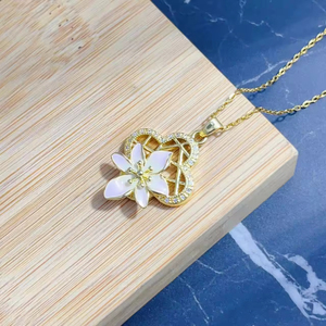 Collier tendance en acier inoxydable plaqué or 18 carats avec pendentif fleur en cristal brillant et émail coulant pour femmes et jeunes filles - Product Image 4