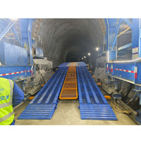 Échelle autoportante à arche inversée avec passage d'évacuation d'urgence et passage d'évacuation rétractable pour la sécurité des travailleurs