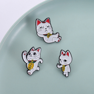 Turbo Granny Cat Spying Esmalte Pins Personajes de dibujos animados de Anime Cat Running Broches de dedo medio Insignia de solapa Regalos de joyería divertidos - Product Image 1